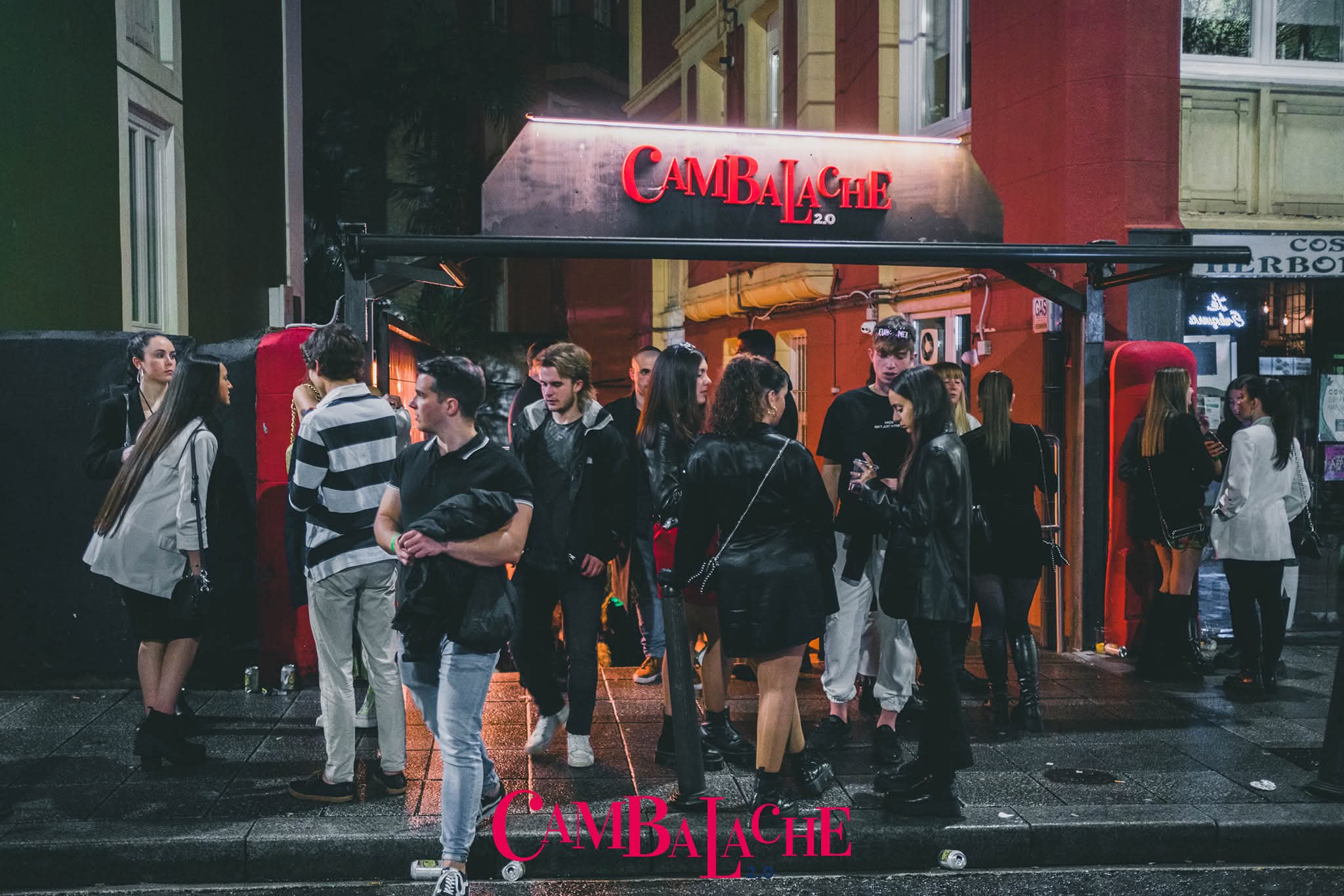 Entrada de Cambalache de noche con gente en la calle