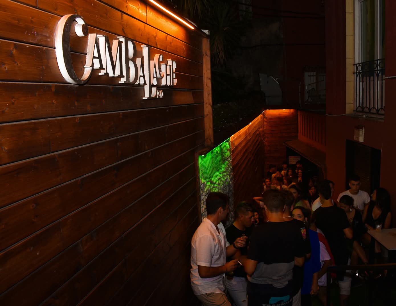 Cartel de Cambalache en la fachada y entrada al local